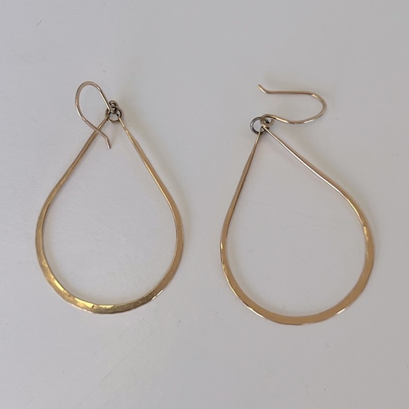 Solid 14k gold hand hammered tear drop shaped hoop earrings - Picture 4 of 4